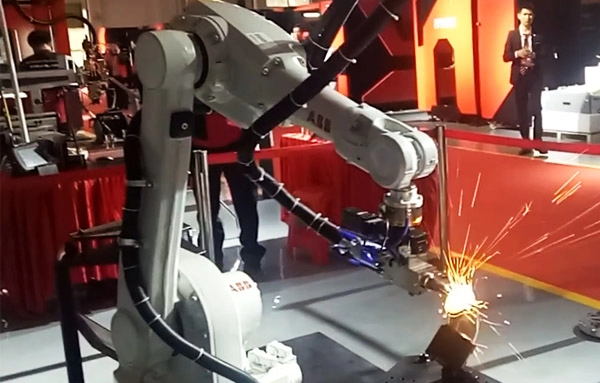 Machine de découpe laser à bras de robot 3D pour la découpe et le soudage de tubes et tuyaux