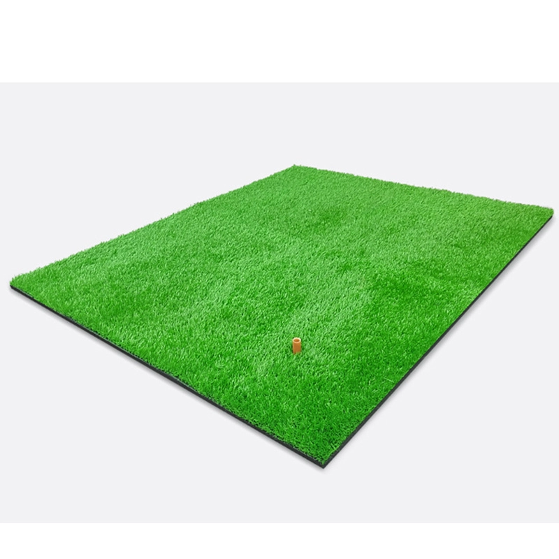 Tapis d'entraînement de swing de golf à l'intérieur en herbe longue