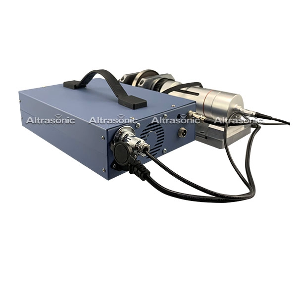 Générateur de soudage à ultrasons utilisé par la machine à coudre à ultrasons