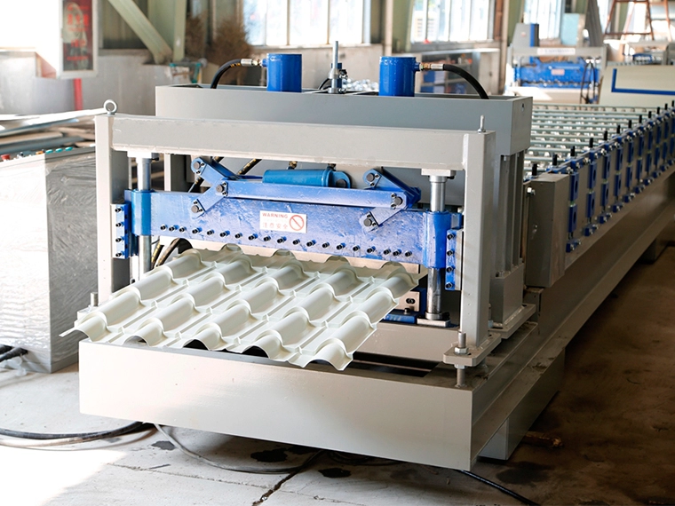 Machine de formage de rouleaux de tuiles vitrées pour panneaux de toit YX42-1000