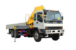 Afrique Ghana commande un camion lourd Isuzu avec grue