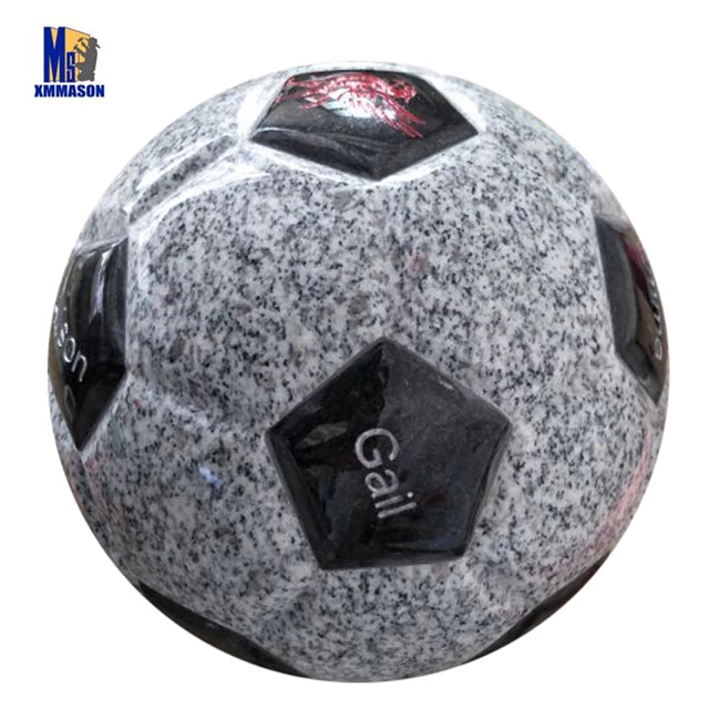 Football sculpté en granit vicomte blanc et noir indien à vendre