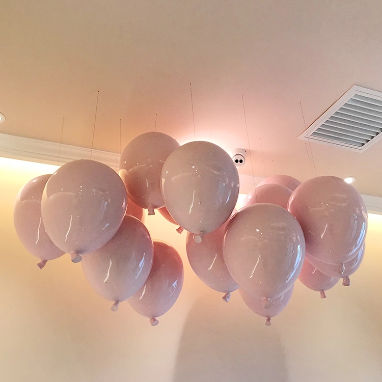 Ballons suspendus en fibre de verre pour vitrine de magasin de détail
