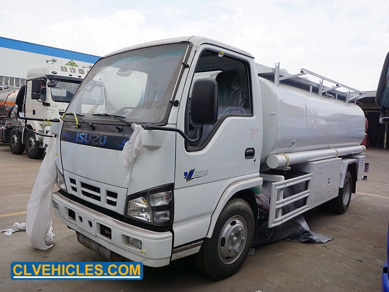 Camion-citerne de carburant diesel ISUZU 100P 3000 litres