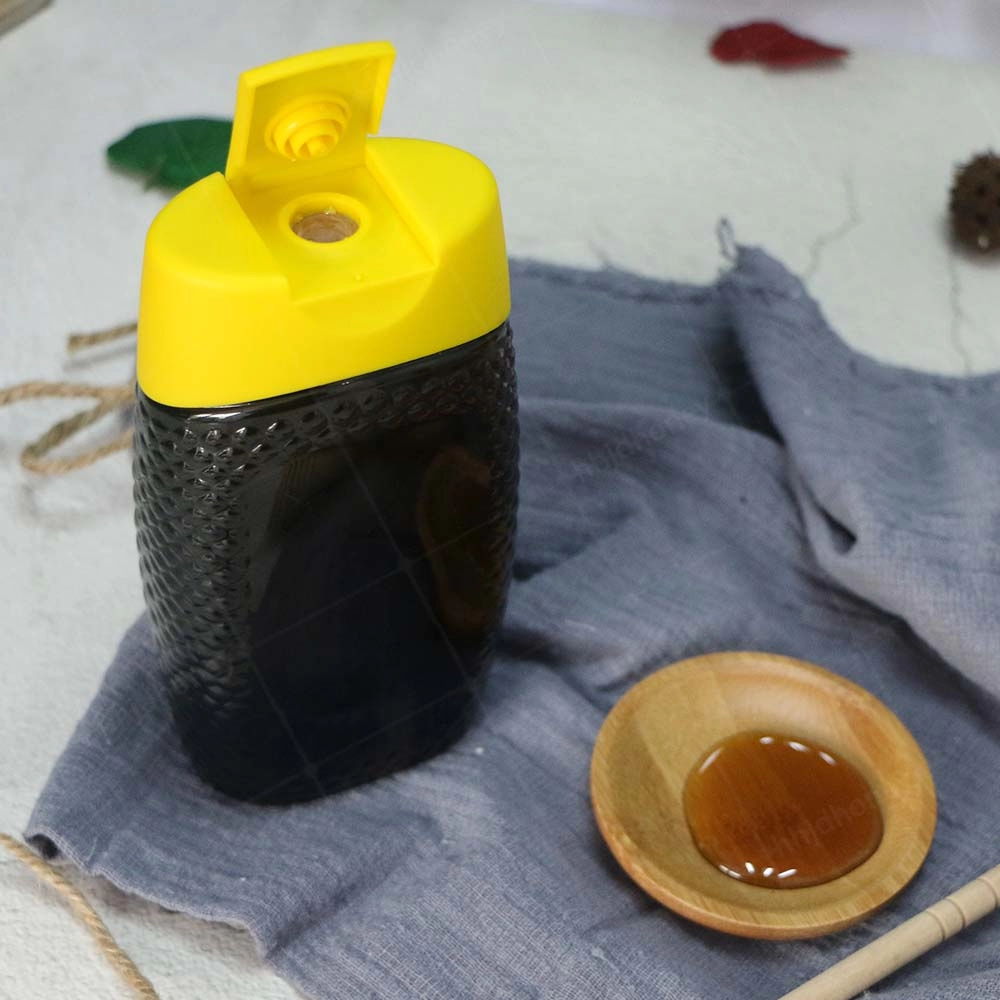 Miel de sarrasin naturel dans des bouteilles en plastique de 500 g