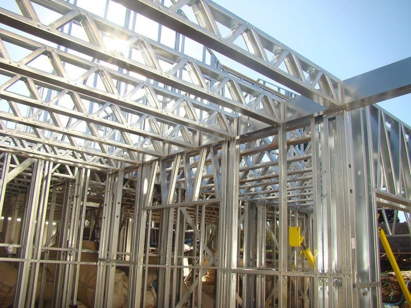 Système de fermes de toit en acier formé à froid léger et économique