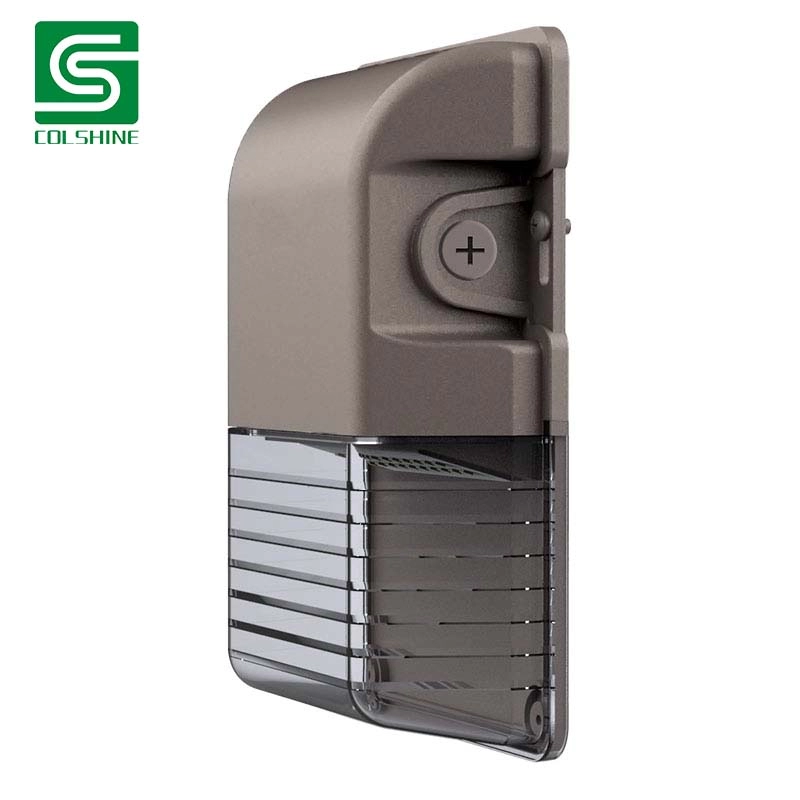 Packs muraux classés IP65 avec cellule photoélectrique intégrée pour une utilisation dans les parkings, les quais de chargement et les entrepôts