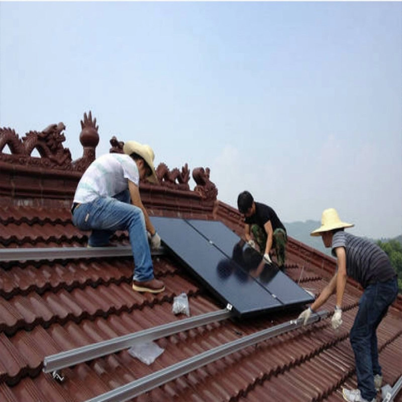 rayonnage résidentiel sur le toit de tuiles photovoltaïques solaires