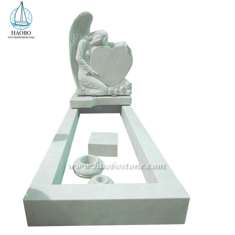 Ange en marbre blanc Han tenant une pierre tombale sculptée en cœur