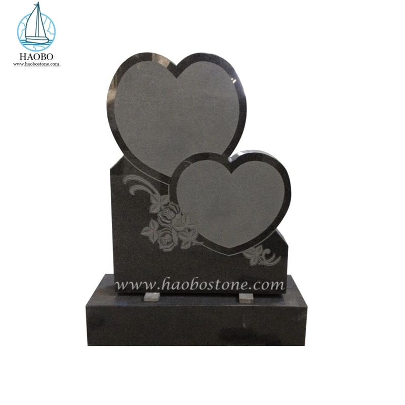 Double cœur en granit noir avec pierre tombale verticale gravée de fleurs