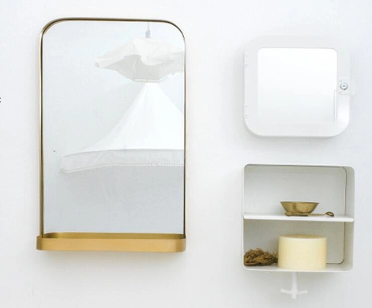 Miroir mural doré à cadre fin en métal avec étagère de rangement