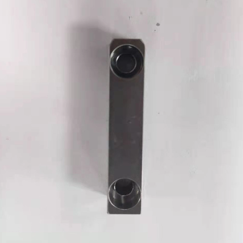 Gravure au laser de pièces de bloc en acier inoxydable à trou fin