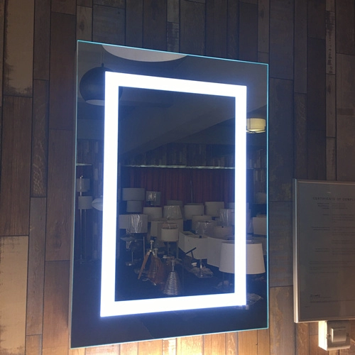Meuble miroir de salle de bain éclairé par LED avec prise rasoir