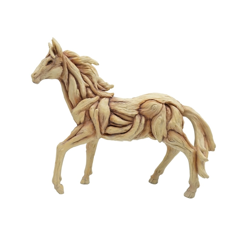 Statue de cheval posant dans une finition rustique en résine de bois flotté
