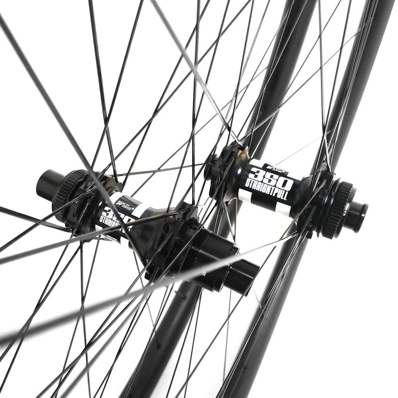 Moyeu DT Swiss 350 SP + roues en carbone pour vélo de gravel personnalisé à rayons Sapim CX-Ray